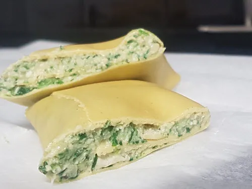 Maultasche „Daniel’s Gaumenbscheisser“ mit Spinat-Parmesan-Füllung, aufgeschnitten