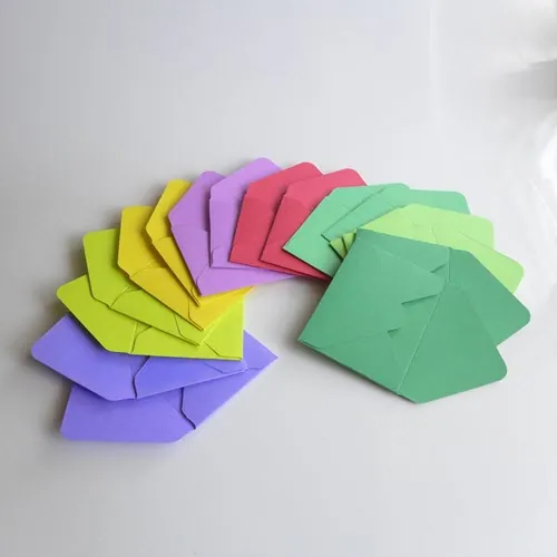 Bunte Geschenkkarten der Maultaschen-Manufaktur, fächerförmig ausgelegt