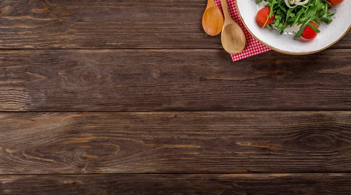 Holztisch mit frischen Zutaten für die Maultaschenfüllung