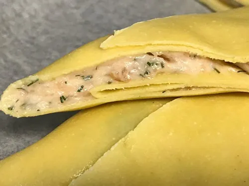 Maultasche „Muttchen’s Lachstäschchen“ mit Lachsfüllung, aufgeschnitten