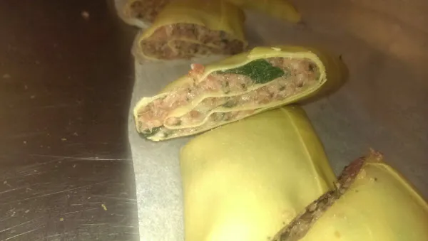 Aufgeschnittene Maultasche „Oma’s Bscheisserle“ mit Hackfleisch-Spinat-Füllung