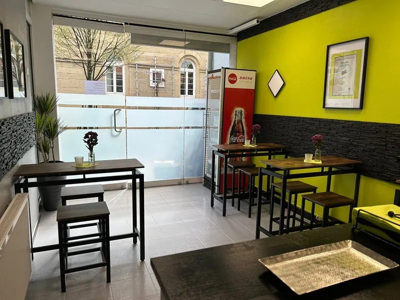 Gastraum des schwäbischen Schnellrestaurants mit Theke und Sitzplätzen