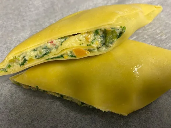 Maultasche „Tante’s Gemüsetaschen“ mit Gemüse-Spinat-Füllung, aufgeschnitten